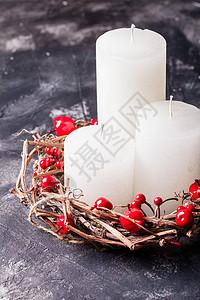 节日红色花环编的葡萄酒花环与红色苹果浆果桌子上,来临的诞蜡烛图片