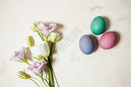粉红色背景上的花鸡蛋,复活节问候的花鸡蛋图片