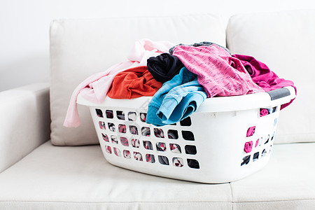 篮子里洗衣服洗衣五颜六色的干净衣服背景图片