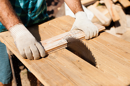 辛勤工作的木工切割木板,专注于锯锯木厂努力工作背景图片
