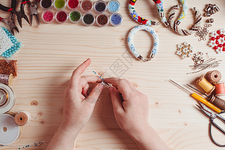 用于制造珠宝的珠子工具准备手工制作的风景手工珠子准备图片