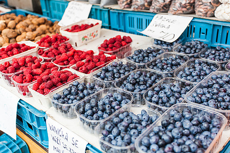 塑料托盘与新鲜蓝莓覆盆子塑料托盘与新鲜蓝莓覆盆子捷克布拉格街头市场的柜台图片