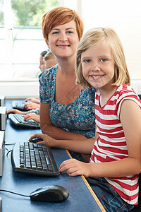 计算机女小学生与教师的肖像图片