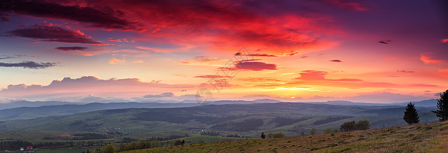 日落时的全景山景观雄伟的日落群山景观中日出时的山谷自然的夏季景观图片