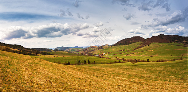 春山草甸景观春天斯洛伐克Tatras山脉的全景山谷里的山村图片