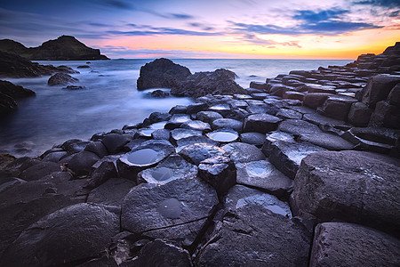 日落岩石巨人堤威,县安特里姆,北爱尔兰,英国日落玄武岩岩石巨人的堤道,甘尼湾港大斯托坎,图片