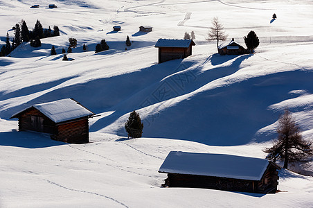 滑雪插画意大利阿尔佩迪西乌斯白云岩的冬季日出意大利白云石阿尔佩迪西斯冬季早晨的长阴影背景