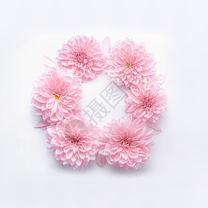 白色书桌背景上粉红色花的圆形框架花圈母亲节生日婚礼快乐活动的节日问候布局图片