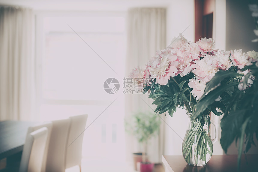 家居装饰与新鲜粉红色牡丹璃花瓶客厅背景,怀旧复古色调图片