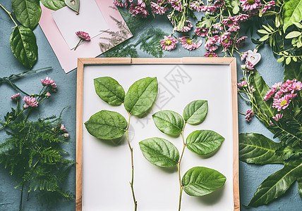 创意花店工作与鲜花,贺卡模拟美丽的绿叶安排,顶部的视图,平躺图片