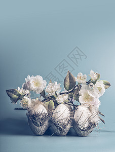 复活节与鸡蛋装饰白色花糊状蓝色背景,正视图,图片