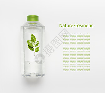 天然草药化妆品的透明液体瓶墨粉,胶水清洁产品与绿叶品牌模拟白色桌子背景,顶部视图图片