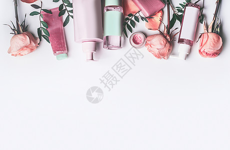 化妆品玫瑰精油爽肤水,血清,精华,保湿剂其他白色桌背景,顶部视图,边框部护肤美容治疗图片