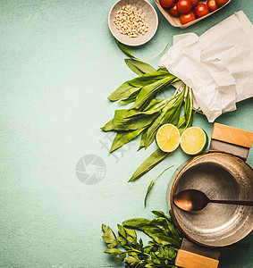 野生大蒜纸与烹饪锅勺子,配料厨房桌子背景,顶部视图,地方为文本健康的季节食物饮食观念图片