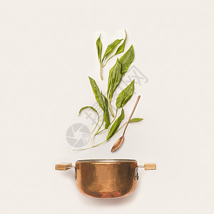 野生大蒜叶煮锅与勺子白色背景健康的季节食物饮食观念图片