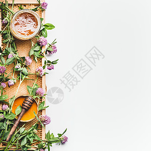 蜂蜜罐子与北斗七星,蜂窝框架野花白色背景,顶部视图健康食品,平躺,边框,垂直图片