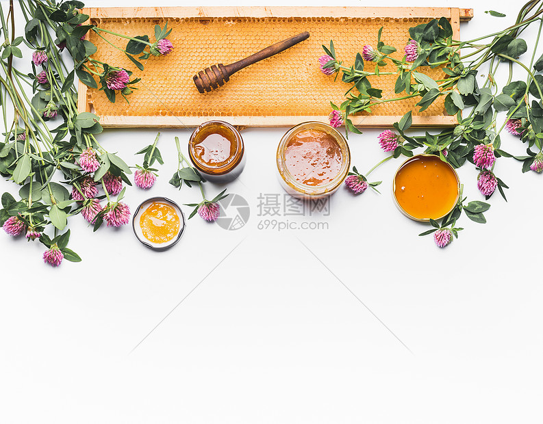 蜂蜜罐子里,北斗七星,蜂窝框架白色背景的野花,顶部的景色健康食品,平躺,边框,水平图片