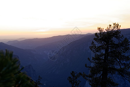 日落约塞米蒂山谷,取自哨兵穹顶图片