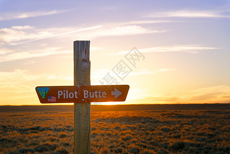 沿野马景区环线签署飞行员布特怀俄明州岩泉附近的野马风景区环线上签上驾驶布特的牌子图片