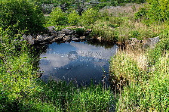 用瀑布淹没工业花岗岩生涯图片