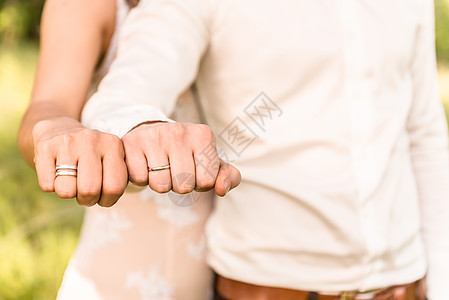 新娘新郎要牵手,结婚戒指图片