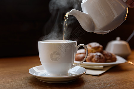 配茶茶壶的奶油奶油图片