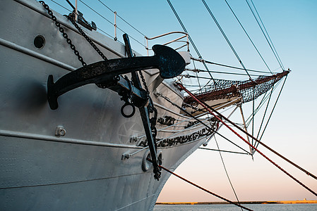旧帆船,护卫舰停泊波兰格丁尼亚港旧的帆船,停泊港口的护卫舰图片