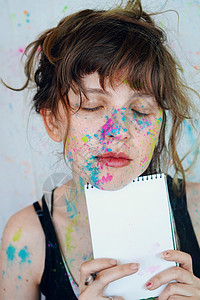 轻的艺术学生脸上油漆图片