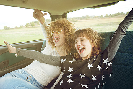 两个轻女人次公路旅行图片