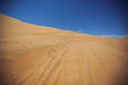沙漠蓝天中的沙丘图片
