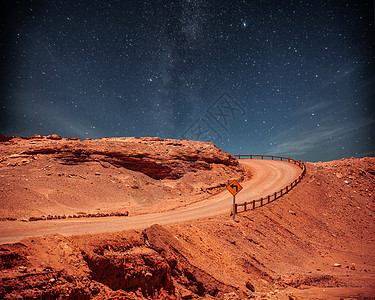 夜道路天空中的星星下图片