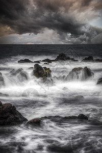 海洋中的风暴水中的石头长时间暴露时被击中的海洋中的风暴潮湿的高清图片素材