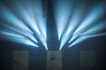 音乐会前的舞台闪耀着探照灯的光以前的舞台图片