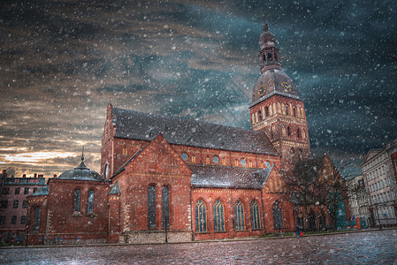 冬天下雪了彼得里加教堂古城的街道彼得里加教堂背景图片