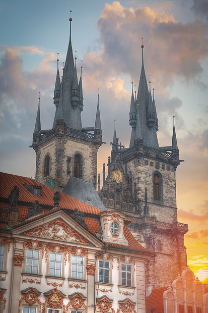 布拉格老城广场,泰恩大教堂阳光下阳光下的布拉格图片