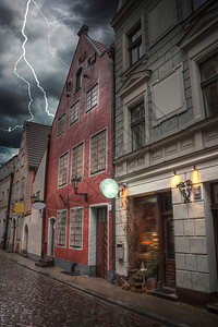 雷雨闪电里加街上的旧房子拉脱维亚欧洲雷雨闪电图片