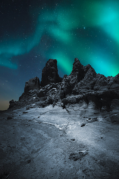 北极光山脉平原,夜晚星星的灯光下北极光图片