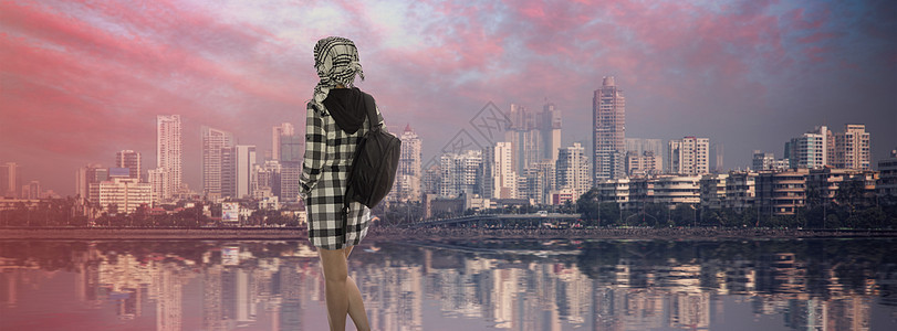 个带背包的女人穿过孟买印度图片