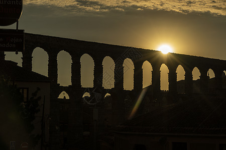 日落时著名的塞戈维亚渡槽的景色世纪的罗马建筑旅行西牙,卡斯蒂尔里昂,塞戈维亚图片