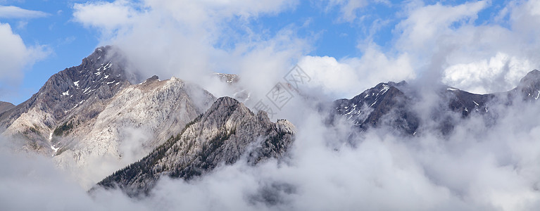 全景空中网页横幅照片云覆盖雪岩石山加大图片