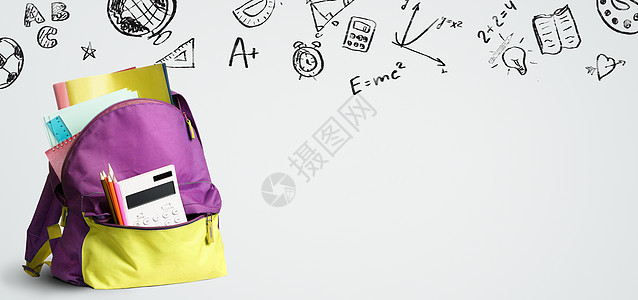 回学校购物背包学生包里的配件靠黑板回学校的背包图片