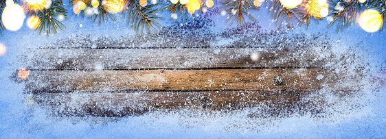 诞节新雪季木桌,以冷杉为背景冬季季节木桌图片