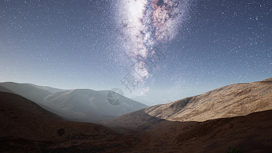 沙漠山脉上方的银河系恒星图片