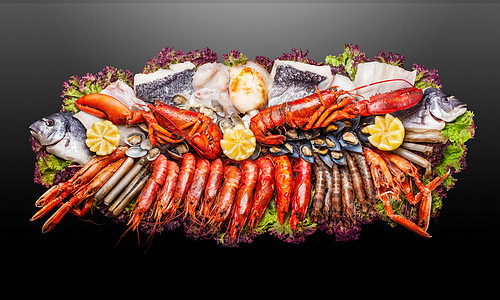 黑色背景上盘子上的海洋食品的创意照片图片