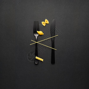 创意静物照片的叉子勺子与生意黑色背景背景图片