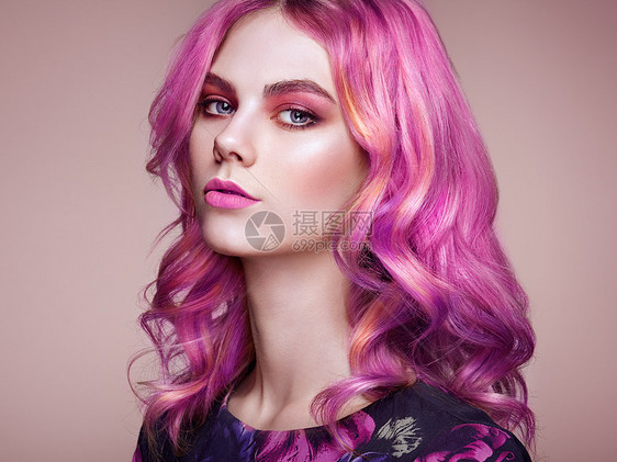 美丽的时尚模特女孩,五颜六色的染发化妆发型完美的女孩完美健康染发的模特粉红色的头发图片