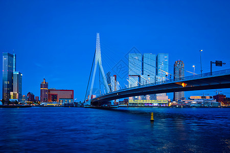 伊拉斯谟大桥伊拉斯谟布鹿特丹天际线夜间照明荷兰鹿特丹伊拉斯谟桥,鹿特丹,荷兰图片
