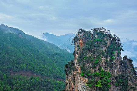 中国著名的旅游景点张家界石柱崖山雾云中,湖南武陵源,中国张家界山脉,中国背景图片