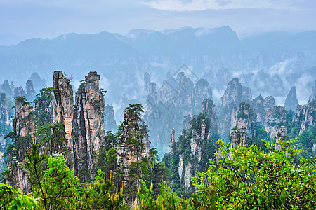 中国著名的旅游景点张家界石柱崖山雾云中,湖南武陵源,中国张家界山脉,中国图片