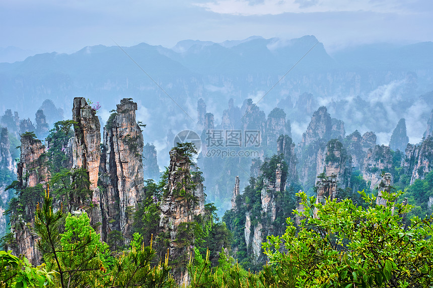 中国著名的旅游景点张家界石柱崖山雾云中,湖南武陵源,中国张家界山脉,中国图片